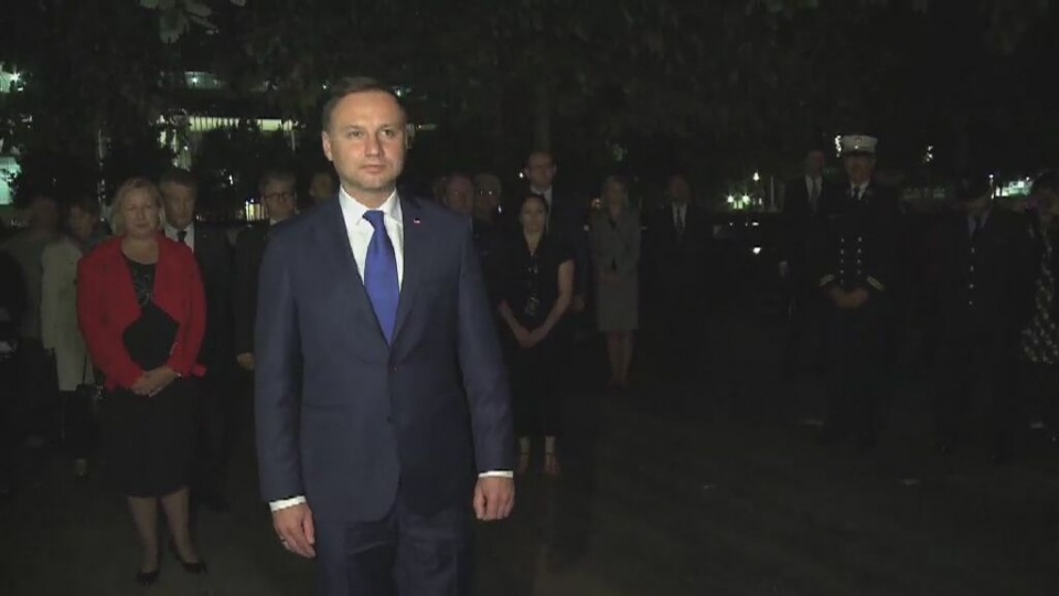 Na początku swojej wizyty za oceanem Andrzej Duda w "strefie zero" złożył hołd wszystkim ofiarom terrorystycznych ataków z września 2001 roku. Fot. TVN24/x-news