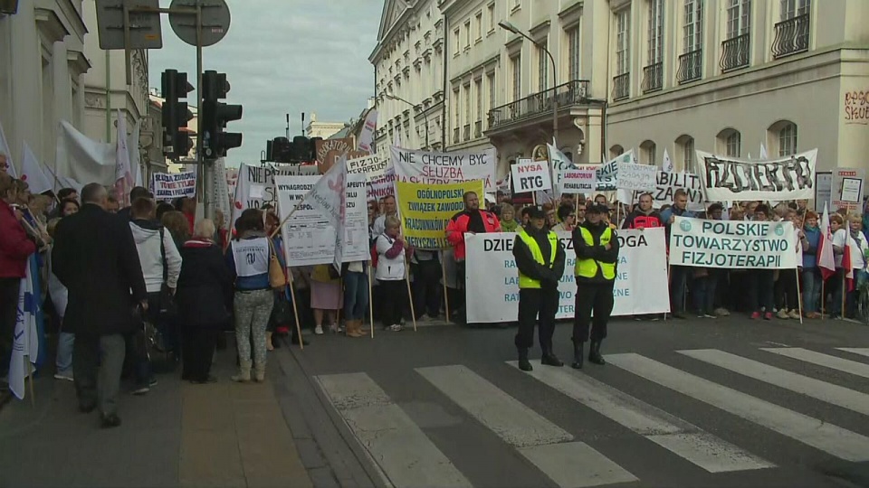 Pracownicy medyczni protestowali w Warszawie, bo chcą podwyżek tak, jak pielęgniarki. Fot. TVN24/x-news