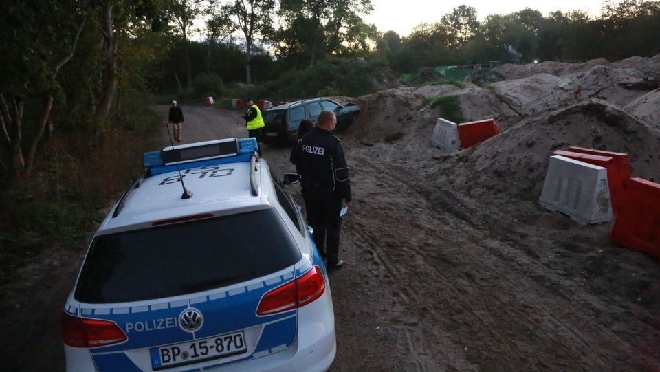 Auto zatrzymało się na po uderzeniu w skarpę przy cmentarzu, jego kierowca uciekł zostawiając w samochodzie rannego pasażera. Fot. Sławomir Ryfczyński/iswinoujscie.pl