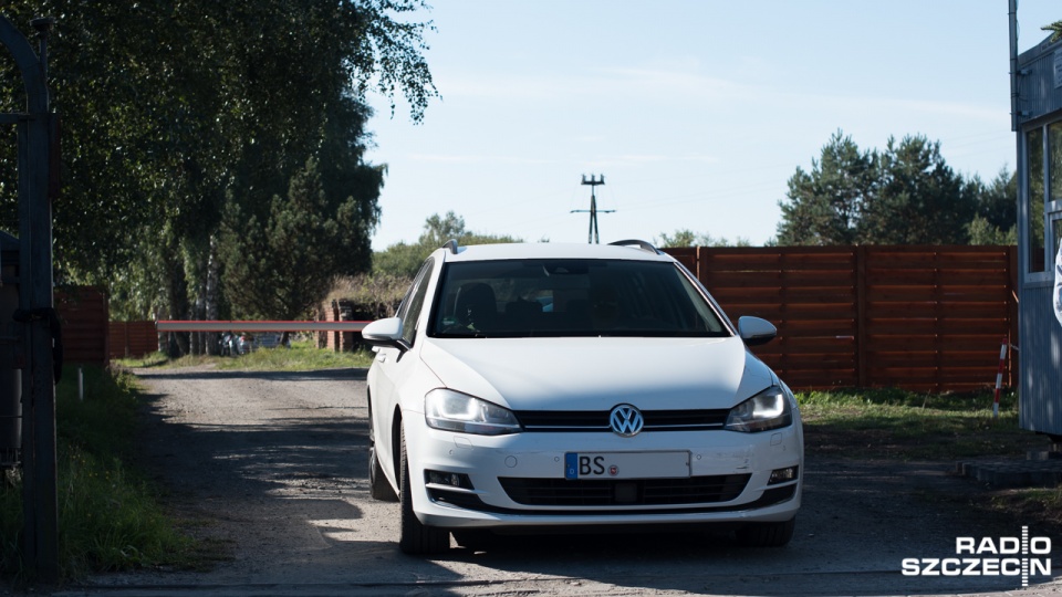 W bazie w Wołczkowie są te same modele aut, w których miały być montowane systemy manipulujące poziomem emisji spalin. Fot. Konrad Nowak [Radio Szczecin]