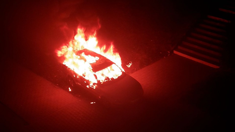 Nad ranem, około 4.30 w Szczecinie na ulicy 9 Maja spłonął VW Passat. Interweniowała straż pożarna. Fot. Słuchacz