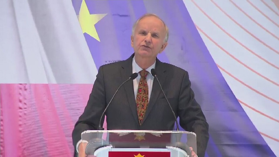 Były minister finansów w rządach Sojuszu Lewicy Demokratycznej Grzegorz Kołodko ganił na konwencji Zjednoczonej Lewicy partię i program gospodarczy Nowoczesnej Ryszarda Petru. Fot. TVN24/x-news