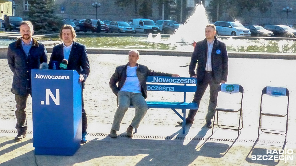 Zamiast merytorycznej debaty wyborczej - pojedynek sportowy? Szczecińscy działacze Nowoczesnej rzucają wyzwanie kandydatom PO i PSL. Fot. Tobiasz Madejski [Radio Szczecin].
