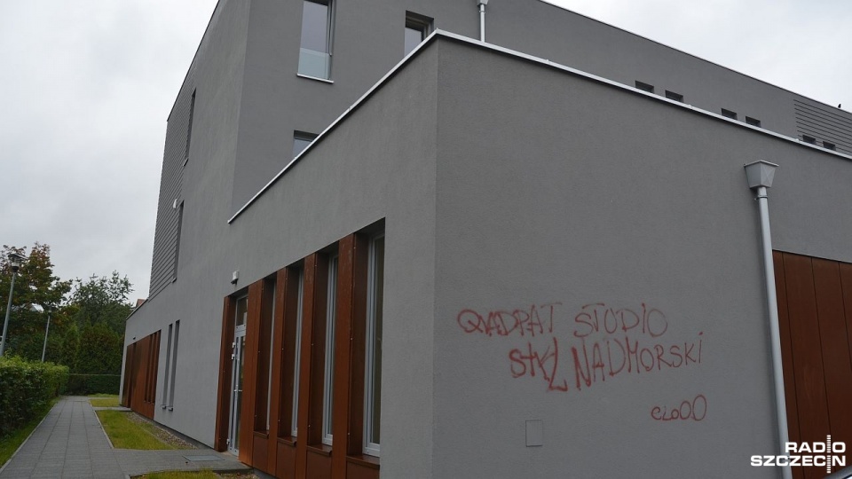 Jeszcze nie otwarte, a już zniszczone - wandale pomalowali sprayem elewację nowego Centrum Spraw Społecznych w Kołobrzegu. Fot. Paweł Polanin [Radio Szczecin]