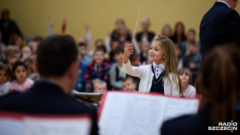 Niemieccy policjanci zagrali dla polskich uczniów i ich rodziców. Koncert odbył się w Szczecinie z okazji Dnia Edukacji Narodowej. Fot. Konrad Nowak [Radio Szczecin]