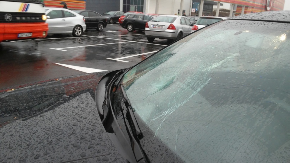 Na parkingu przy CH Ster samochód potrącił 22-letnią kobietę. Fot. Słuchacz - Jacek Mrowczyński