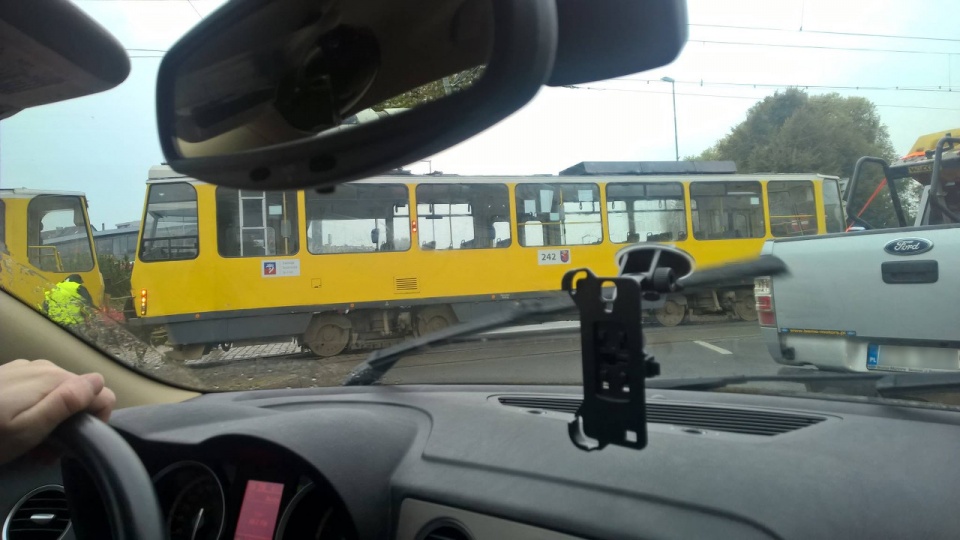 Tramwajowa "dwunastka" wypadła z szyn. Fot. Bartek Internauta