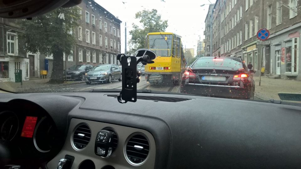 Tramwajowa "dwunastka" wypadła z szyn. Fot. Bartek Internauta