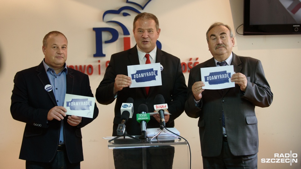 Szczeciński PiS rozdaje PiS-paki, czyli materiały promujące partię. Fot. Konrad Nowak [Radio Szczecin]