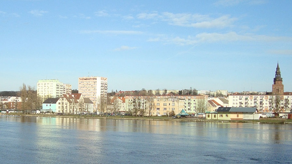 Nadbrzeże gryfińskie – widok z mostu od strony Międzyodrza na nadbrzeże Odry. Fot. www.wikipedia.org / Komaares