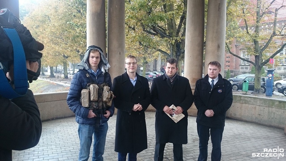 Kolejnym powodem, aby zamknąć granice dla przybyszów z Bliskiego Wschodu jest dla nich realne zagrożenie terroryzmem. Na dowód tego Jędrzej Grociak pokazał też prowizoryczny pas szahida, który zrobił sam. Fot. Kamil Nieradka [Radio Szczecin]