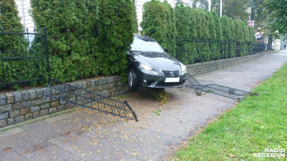 Auto staranowało płot i częściowo zawisło nad chodnikiem. Fot. Michał Król [Radio Szczecin]