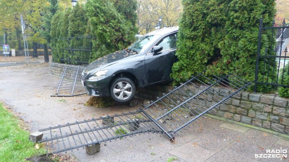 Auto staranowało płot i częściowo zawisło nad chodnikiem. Fot. Michał Król [Radio Szczecin]