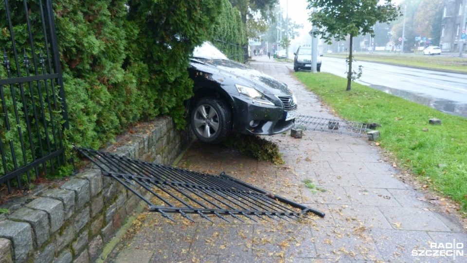 Auto staranowało płot i częściowo zawisło nad chodnikiem. Fot. Michał Król [Radio Szczecin]