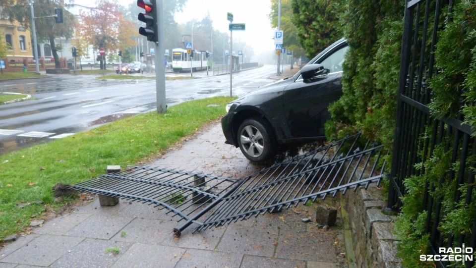 Auto staranowało płot i częściowo zawisło nad chodnikiem. Fot. Michał Król [Radio Szczecin]