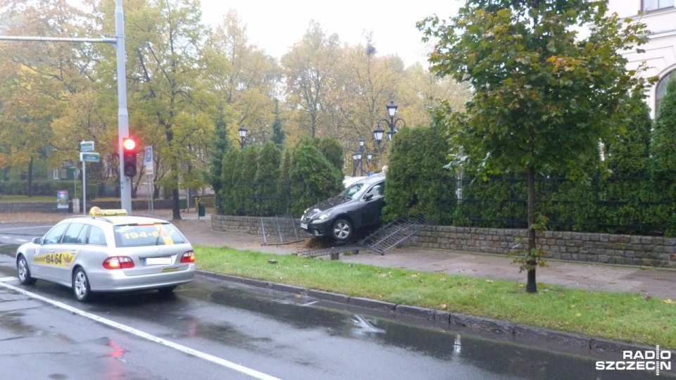 Auto staranowało płot i częściowo zawisło nad chodnikiem. Fot. Michał Król [Radio Szczecin]