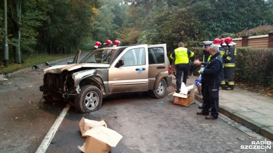 Kierowca i ewentualni pasażerowie uciekli, poszukuje ich policja. Fot. internauta Jacek Mrówczyński