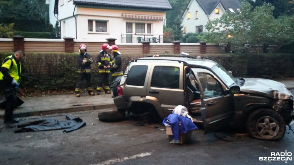 Do zdarzenia doszło z rano przy ulicy Chopina w Szczecinie. Terenowy samochód marki Jeep uderzył najpierw w latarnię, a później w ogrodzenie. Fot. internauta Jacek Mrówczyński