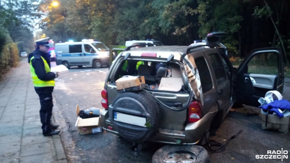 Do zdarzenia doszło z rano przy ulicy Chopina w Szczecinie. Terenowy samochód marki Jeep uderzył najpierw w latarnię, a później w ogrodzenie. Fot. internauta Jacek Mrówczyński