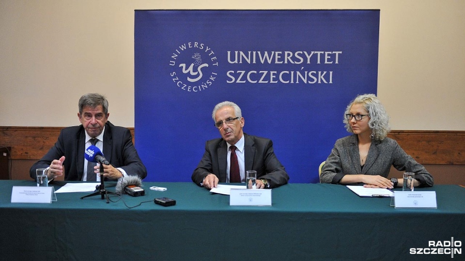 Przewodniczący Komisji profesor Andrzej Zoll przyznaje, że komisja ma pełne ręce roboty. Fot. Łukasz Szełemej [Radio Szczecin]