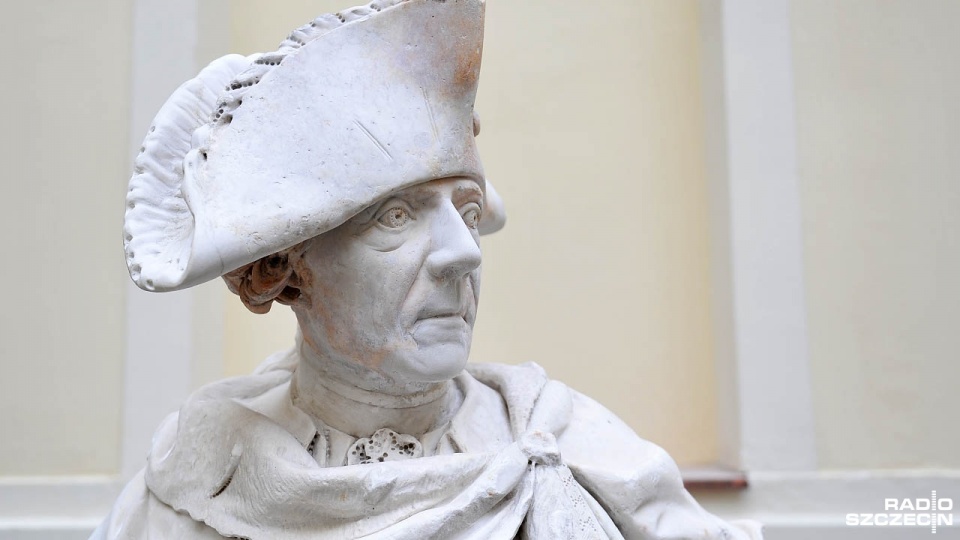 Ponad 200-letnia rzeźba autorstwa Johanna Gottfrieda Schadowa powróciła i stanęła na dziedzińcu Muzeum Tradycji Regionalnych przy ul. Staromłyńskiej. Fot. Łukasz Szełemej [Radio Szczecin]