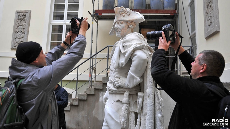 Ponad 200-letnia rzeźba autorstwa Johanna Gottfrieda Schadowa powróciła i stanęła na dziedzińcu Muzeum Tradycji Regionalnych przy ul. Staromłyńskiej. Fot. Łukasz Szełemej [Radio Szczecin]