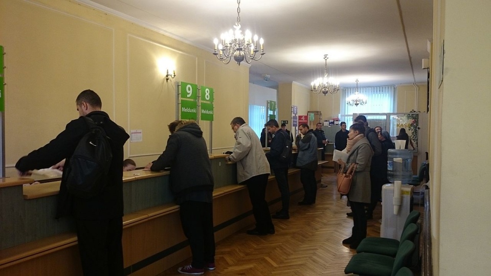 Nawet godzinę trzeba było odstać w kolejce, żeby dopisać się do spisu wyborców w Szczecinie. Fot. Kamil Nieradka [Radio Szczecin]