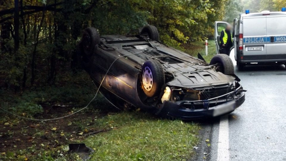 Samochód osobowy dachował na drodze krajowej nr 26, na odcinku między Chojną a Trzcińskiem-Zdrojem. Fot. www.chojnanews.pl