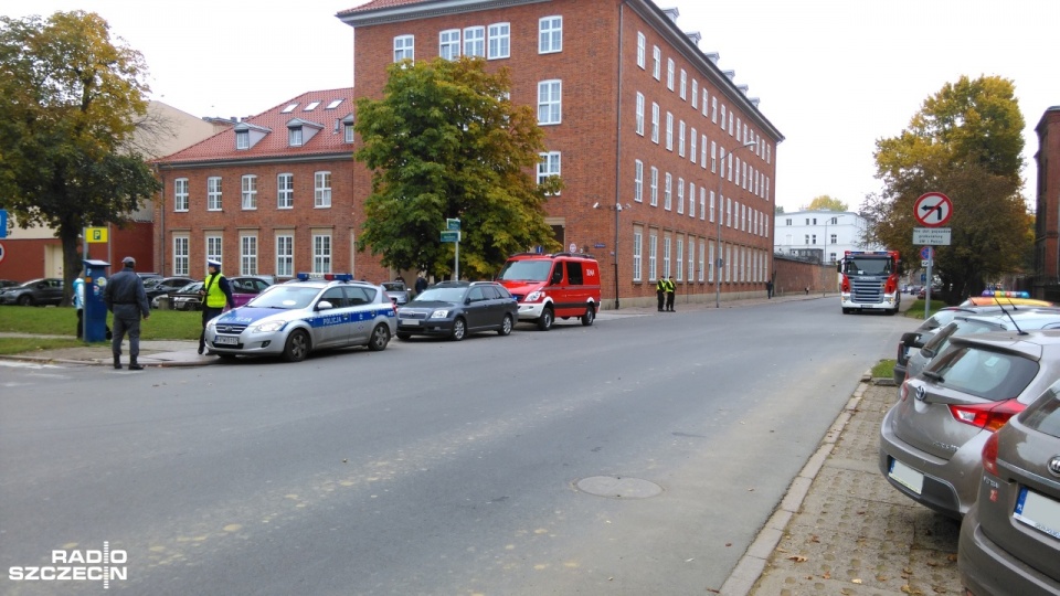 W czwartek w pobliżu szczecińskiego Aresztu Śledczego przy ul. Kaszubskiej przez ponad godzinę trwały ćwiczenia antyterrorystów, policjantów i pracowników służby więziennej. Fot. Łukasz Rabikowski [Radio Szczecin]