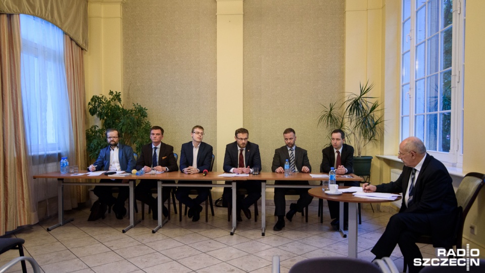 Debata między prawnikami odbyła się w czwartek w Okręgowej Izbie Adwokackiej. Wzięli w niej udział przedstawiciele czterech komitetów wyborczych. Fot. Konrad Nowak [Radio Szczecin]