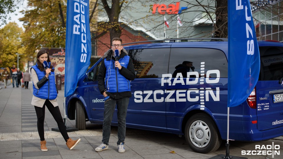 W trakcie transmisji "na żywo" nasi prezenterzy Paulina Sawicka i Kuba Adamiak będą mieli zestawy gadżetów dla wszystkich, którzy wcielą się w role pogodynki Radia Szczecin. Fot. Konrad Nowak [Radio Szczecin]