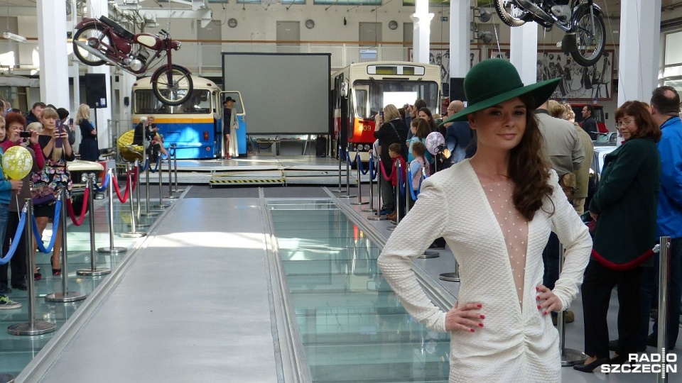 W szczecińskim Muzeum Techniki i Komunikacji królują w sobotę ubrania z PRL-u. Fot. Wojciech Zagaj [Radio Szczecin]