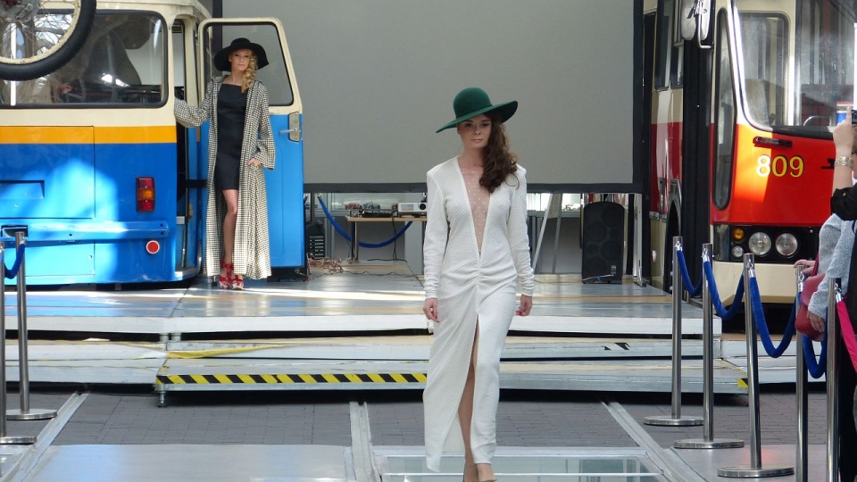 W szczecińskim Muzeum Techniki i Komunikacji królują w sobotę ubrania z PRL-u. Fot. Wojciech Zagaj [Radio Szczecin]