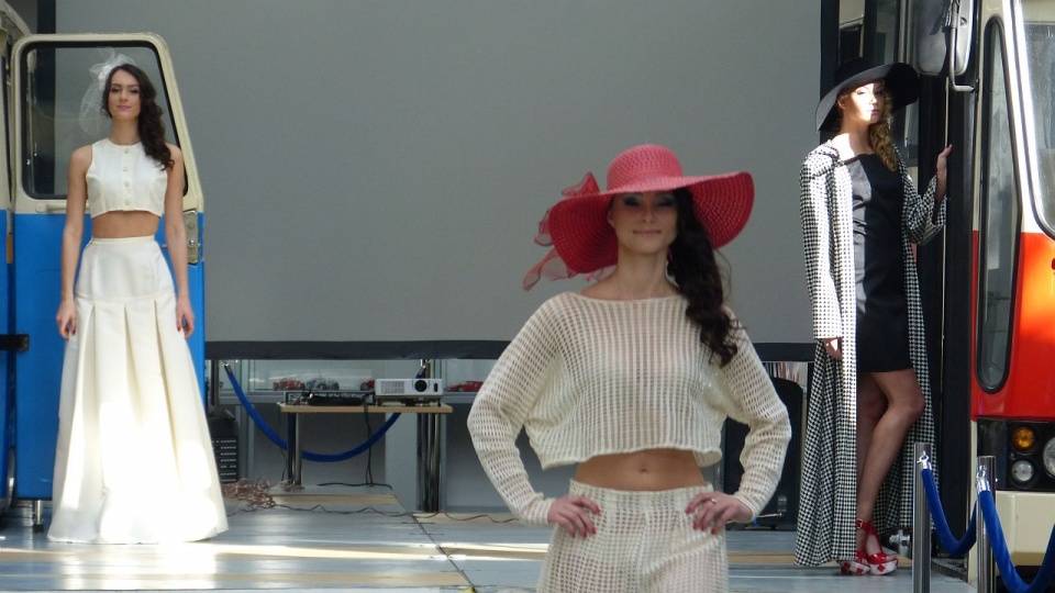 W szczecińskim Muzeum Techniki i Komunikacji królują w sobotę ubrania z PRL-u. Fot. Wojciech Zagaj [Radio Szczecin]