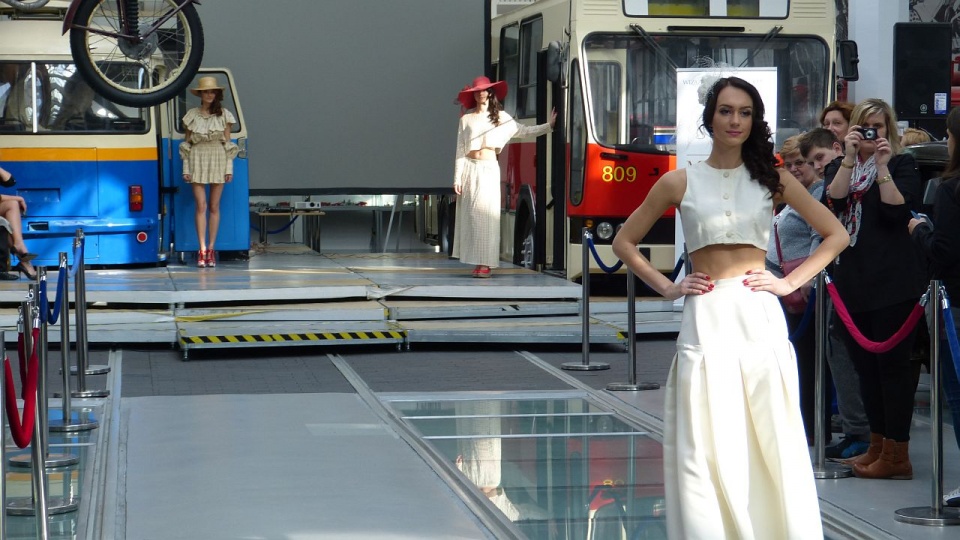 W szczecińskim Muzeum Techniki i Komunikacji królują w sobotę ubrania z PRL-u. Fot. Wojciech Zagaj [Radio Szczecin]