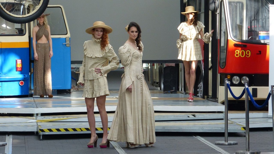 W szczecińskim Muzeum Techniki i Komunikacji królują w sobotę ubrania z PRL-u. Fot. Wojciech Zagaj [Radio Szczecin]