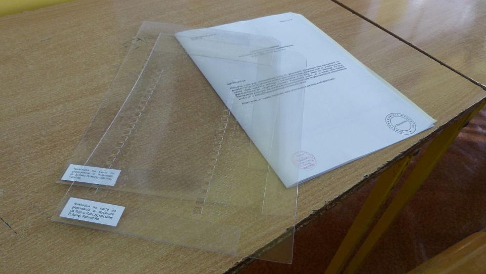 Jak mówi Kacper Kozłowski, niewidomy od urodzenia 27-latek ze Szczecina, nakładki w alfabecie Braille'a nie zawierają nazwisk kandydatów i ich komitetów wyborczych. Fot. Wojciech Zagaj [Radio Szczecin]