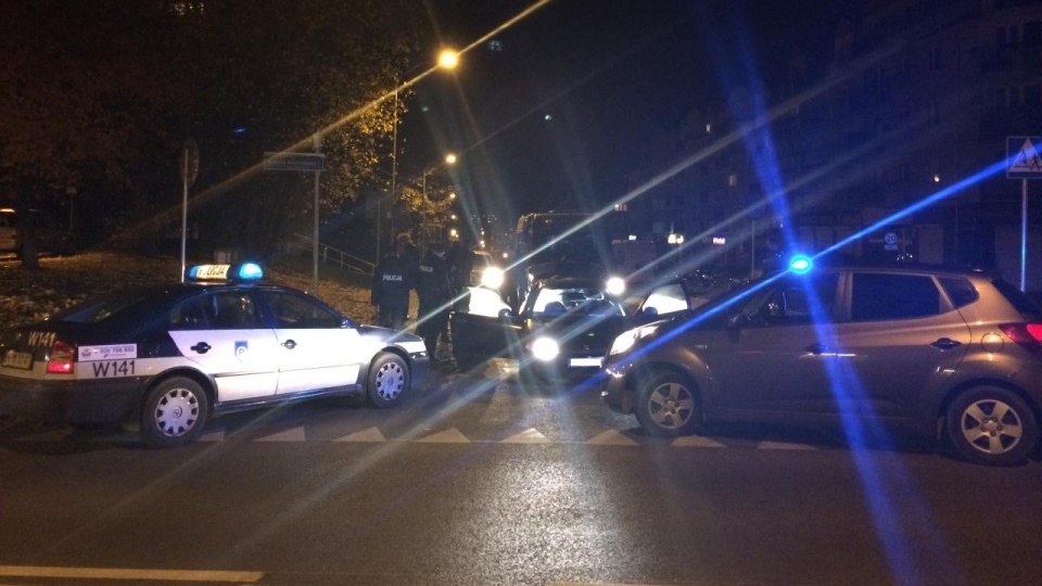 Nocna interwencja policji na skrzyżowaniu ulic Łuczniczej i Warcisława w Szczecinie. Fot. Andrzej Kutys [Radio Szczecin]
