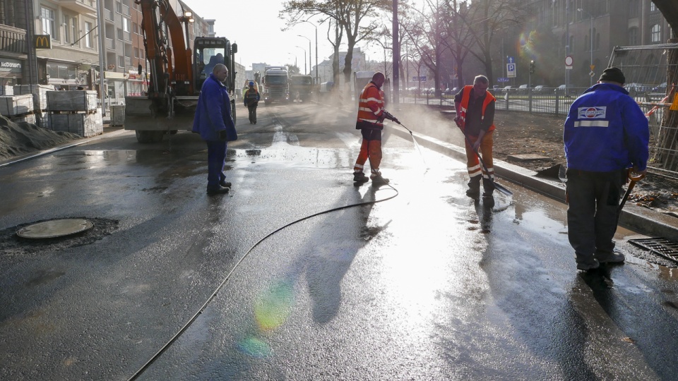 Energopol Szczecin przystępuje do układania ostatniej warstwy asfaltu na przebudowywanym odcinku od Bramy Portowej do placu Żołnierza. Fot. Materiały Energopolu