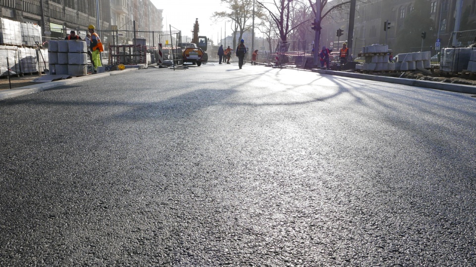 Energopol Szczecin przystępuje do układania ostatniej warstwy asfaltu na przebudowywanym odcinku od Bramy Portowej do placu Żołnierza. Fot. Materiały Energopolu