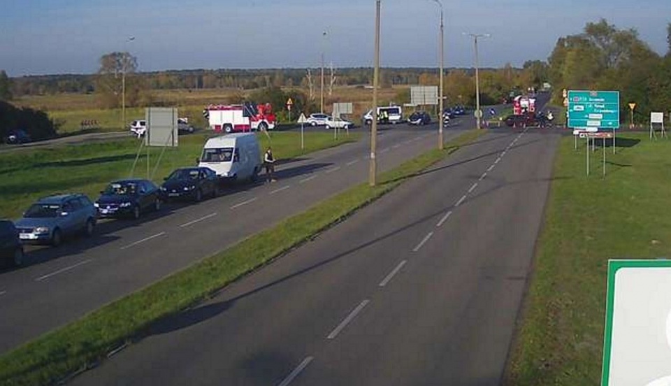 Zderzenie dwóch aut osobowych na drodze krajowej 93 za przeprawą Karsiborską w Świnoujściu. Fot. przeprawa.swi.pl
