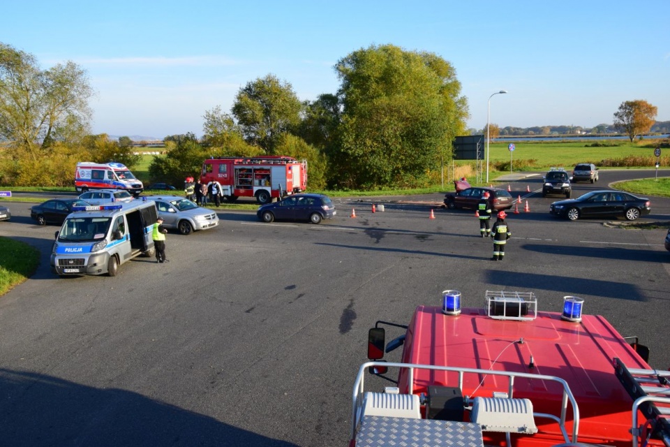 Zderzenie dwóch aut osobowych na drodze krajowej 93 za przeprawą Karsiborską w Świnoujściu. Fot. Andrzej Ryfczyński. iswinoujscie.pl
