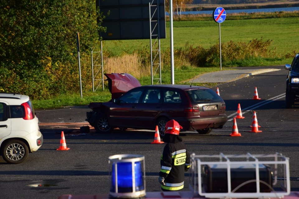 Zderzenie dwóch aut osobowych na drodze krajowej 93 za przeprawą Karsiborską w Świnoujściu. Fot. Andrzej Ryfczyński. iswinoujscie.pl