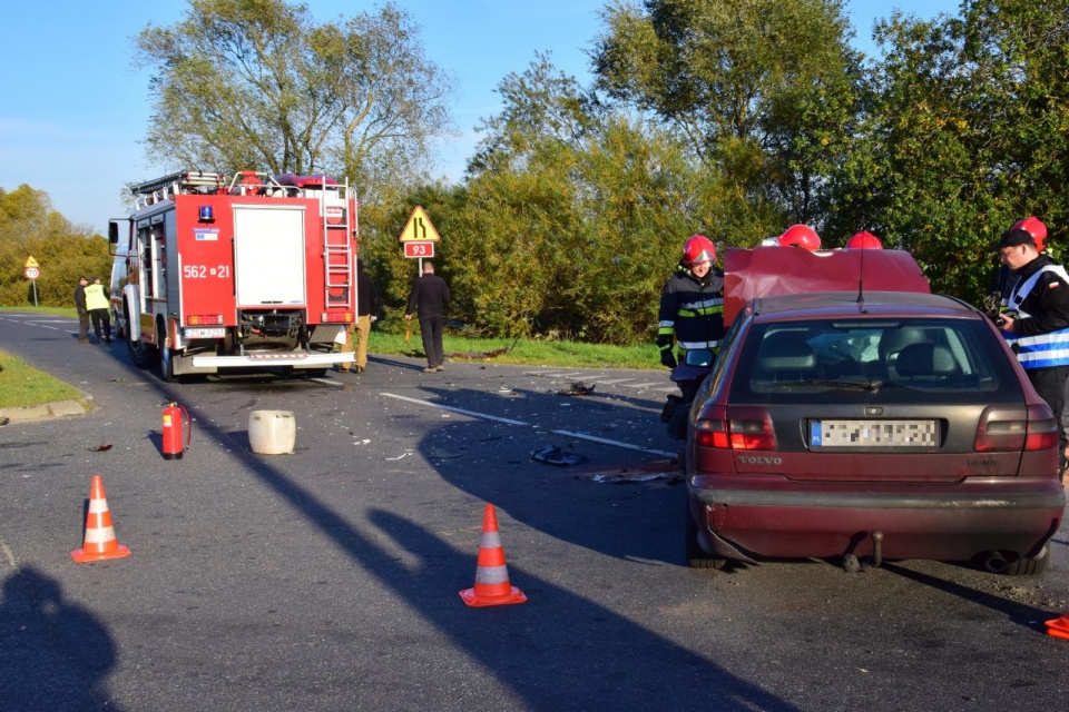 Zderzenie dwóch aut osobowych na drodze krajowej 93 za przeprawą Karsiborską w Świnoujściu. Fot. Andrzej Ryfczyński. iswinoujscie.pl
