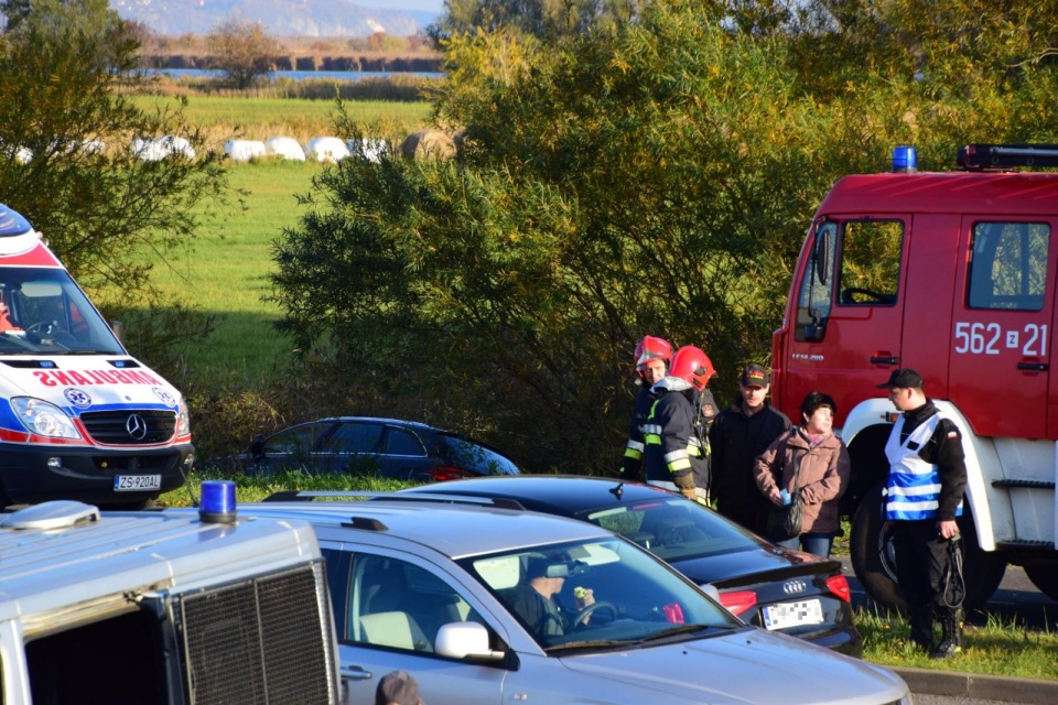 Zderzenie dwóch aut osobowych na drodze krajowej 93 za przeprawą Karsiborską w Świnoujściu. Fot. Andrzej Ryfczyński. iswinoujscie.pl