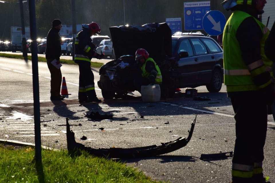 Zderzenie dwóch aut osobowych na drodze krajowej 93 za przeprawą Karsiborską w Świnoujściu. Fot. Andrzej Ryfczyński. iswinoujscie.pl