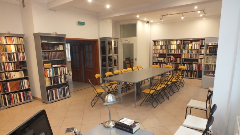 Były prezydent Aleksander Kwaśniewski przekazał bibliotece ponad 4000 książek. Fot. Białogardzka Biblioteka Publiczna