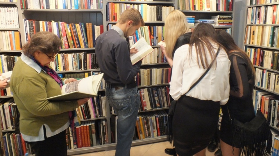 Były prezydent Aleksander Kwaśniewski przekazał bibliotece ponad 4000 książek. Fot. Białogardzka Biblioteka Publiczna