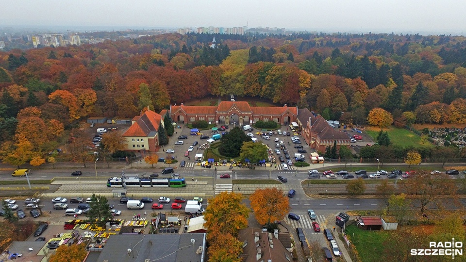 Jeszcze tylko w piątek można wjechać samochodem na Cmentarz Centralny w Szczecinie, ale już z ograniczeniami. Fot. Piotr Sawiński [Radio Szczecin/Archiwum]