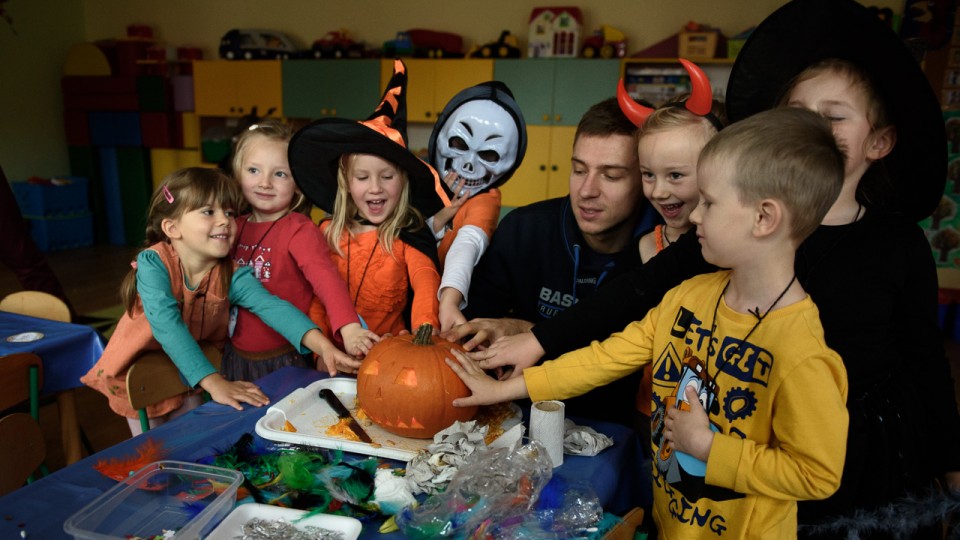 Koszykarze King Wilków Morskich pomogli dzieciom w przygotowaniach do Halloween. Fot. Konrad Nowak [Radio Szczecin]